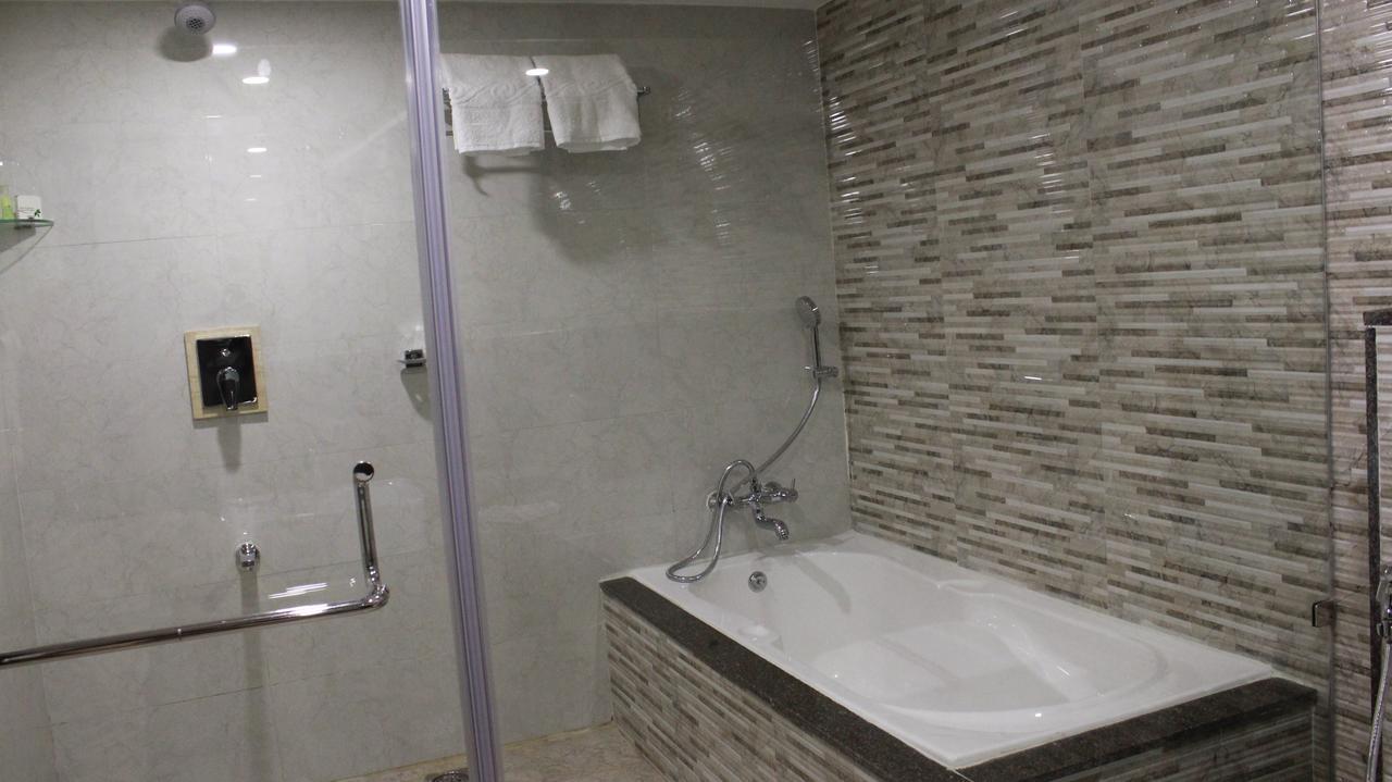 Hotel Ajantha Evergreen Vijayawāda Extérieur photo